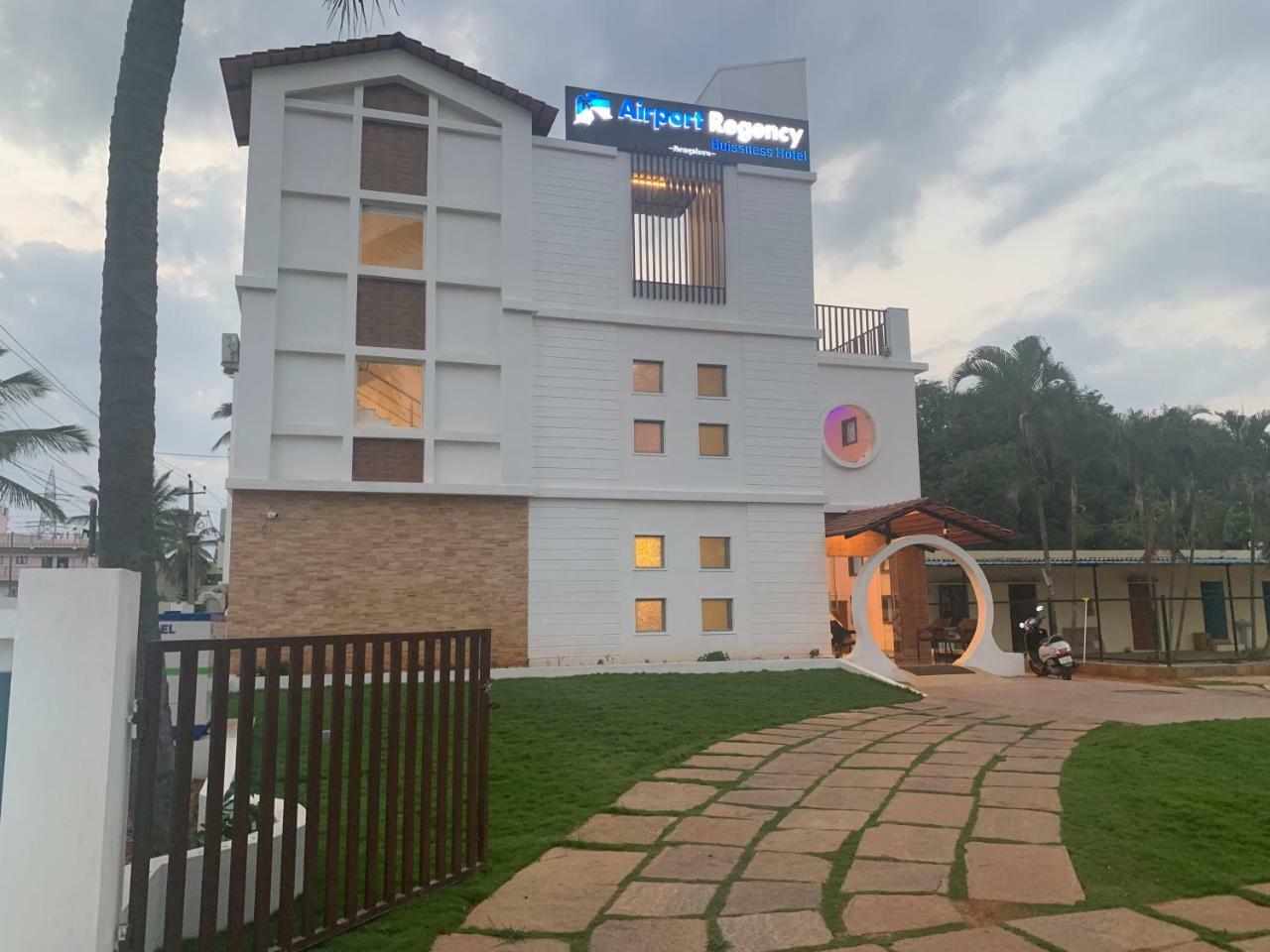 Airport Regency Hotel Devanahalli Kültér fotó